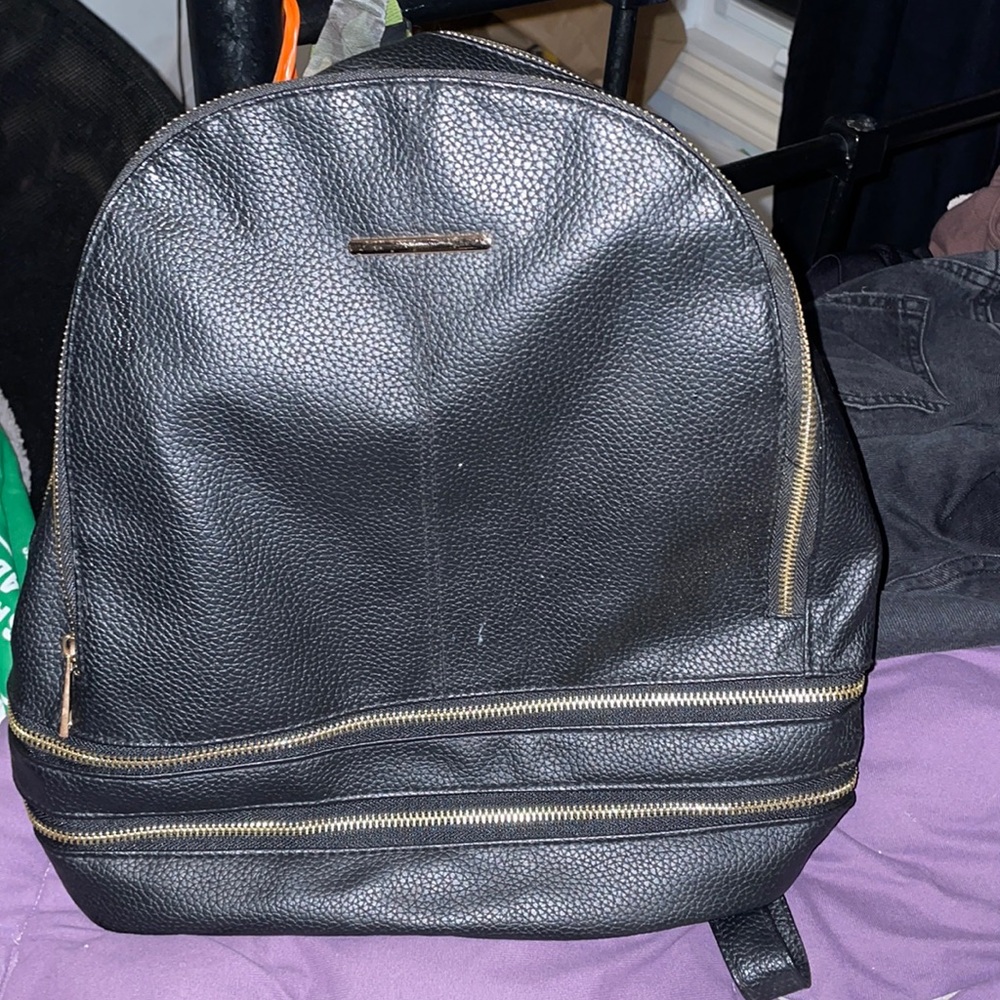 Hiiii I’m selling a purse/backpack